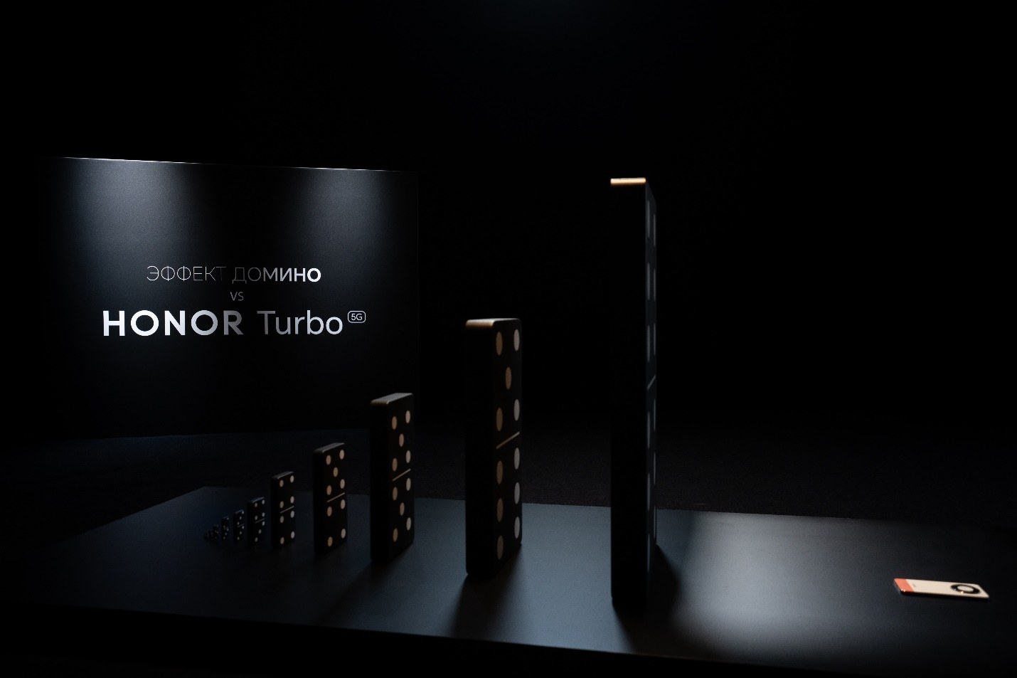 Краш-тест смартфона через эффект домино до 2 центнеров: как HONOR Turbo выдержал удар 22-килограммового блока
