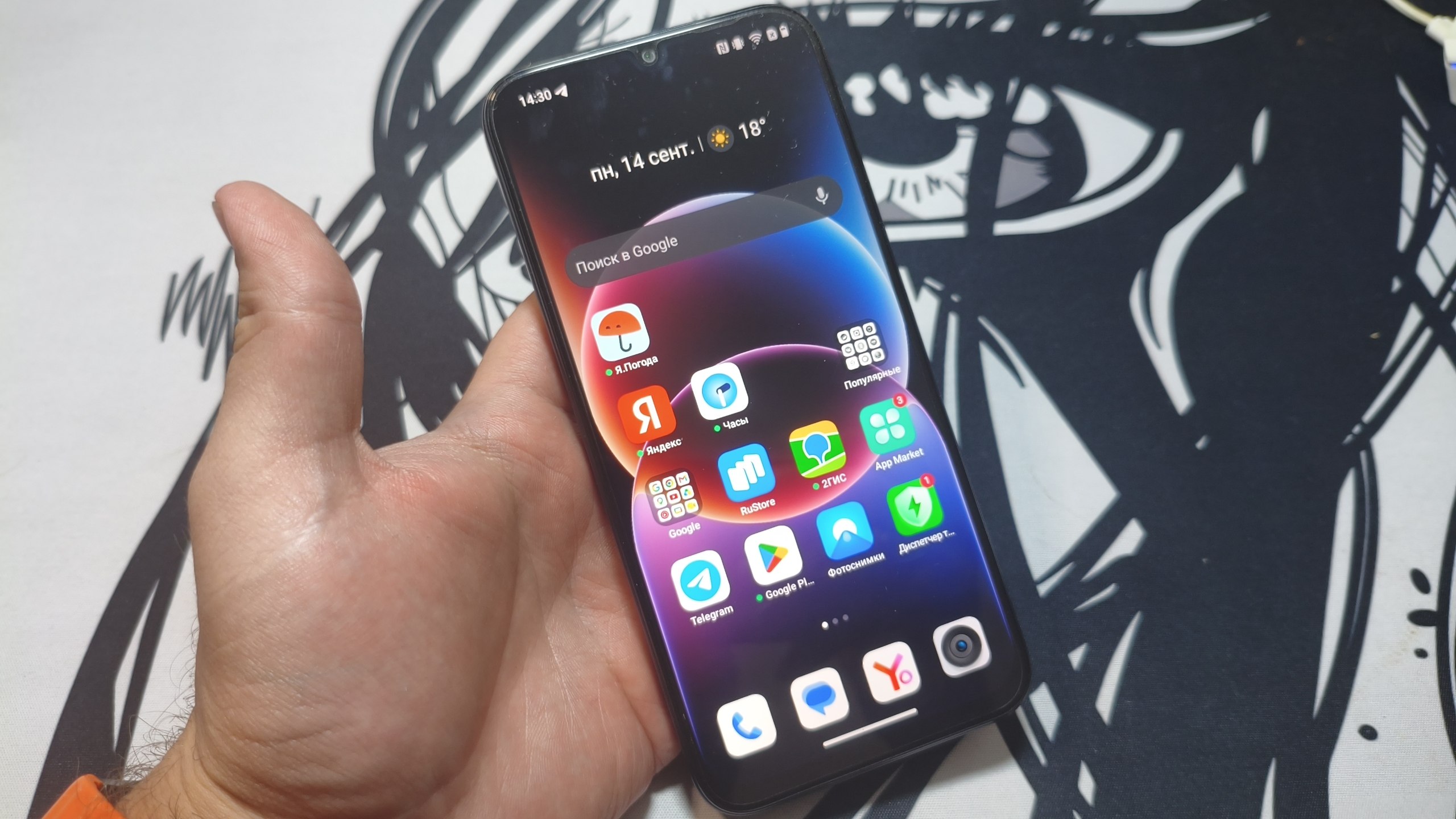 6,8-дюймовый IPS-дисплей realme C100x в руке