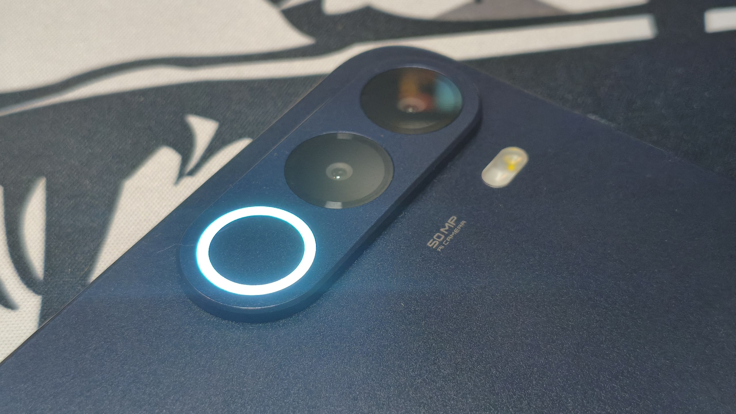 Модуль камеры 50 Мп с активным бирюзовым свечением кольца Pulse Light