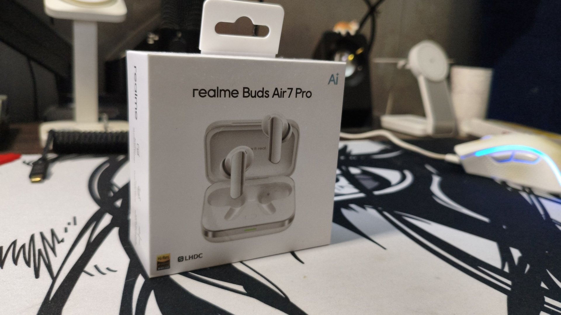 Розничная упаковка realme Buds Air 7 Pro с перечислением ключевых технологий: Hi-Res Audio Wireless, LHDC 5.0 и умный шумодав 53 дБ
