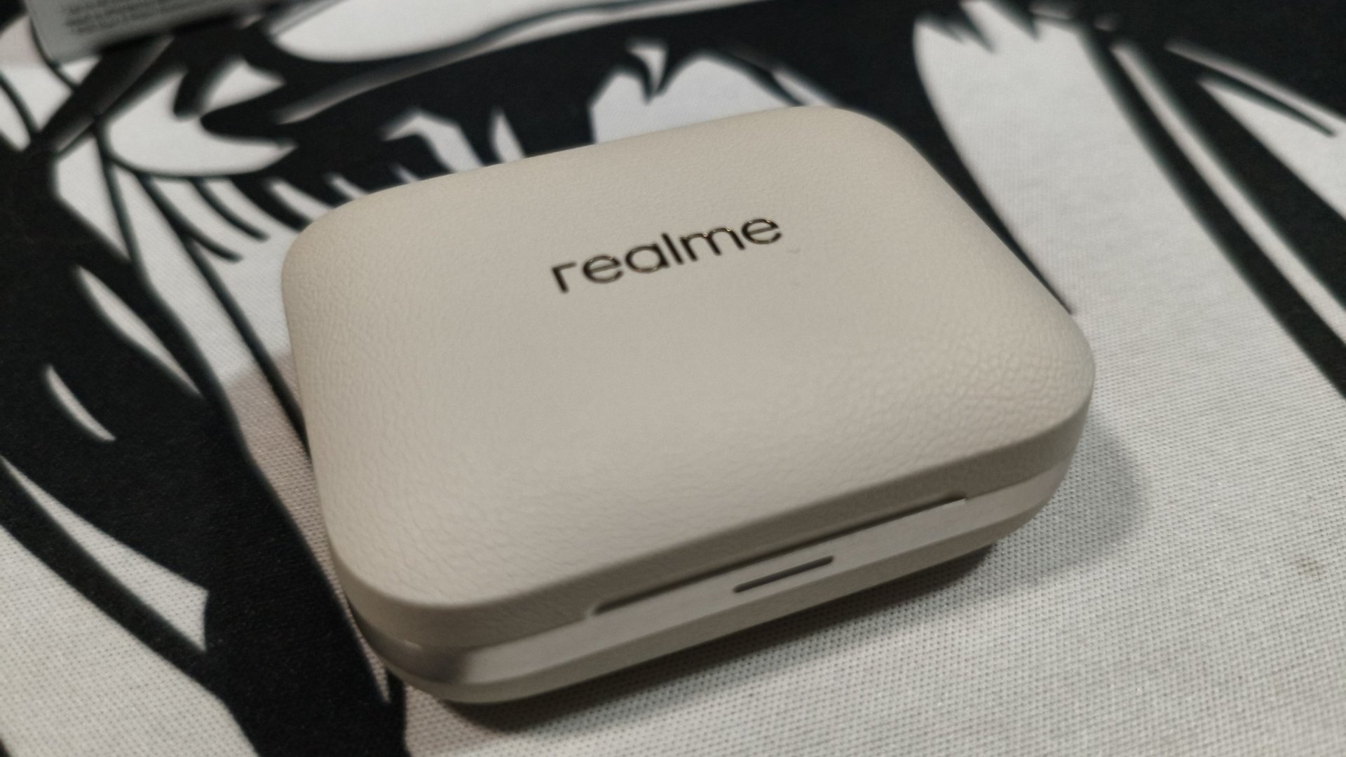 Флагманский звук в кожаном кейсе — realme Buds Air 7 Pro